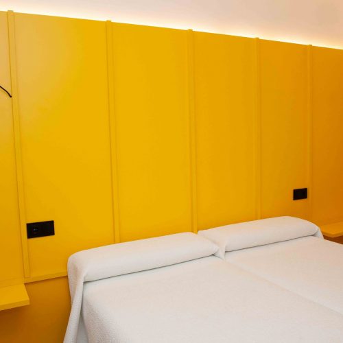 camas y decoración de la habitación doble de la pensión en O Pedrouzo