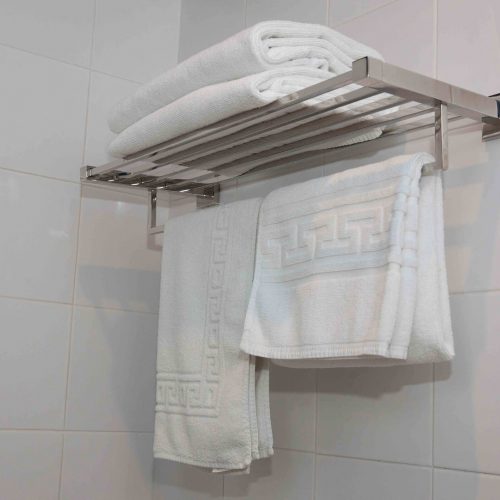 toallas del baño de la habitación doble en la pensión Albergue O Burgo