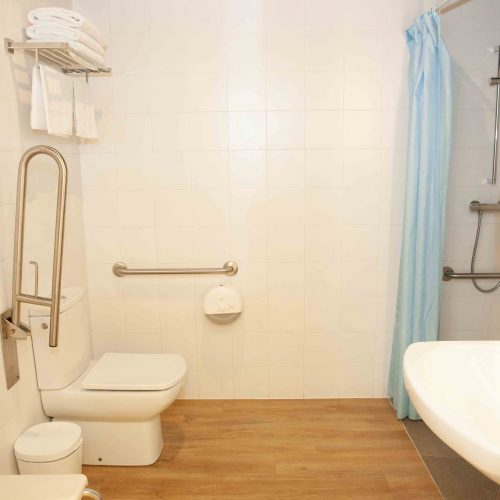 baños adaptados en la habitación de la pensión en O Pedrouzo
