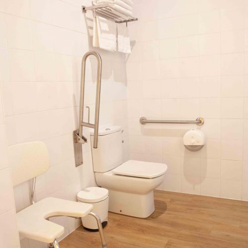 baños de las habitaciones privadas en la pensión en Arca