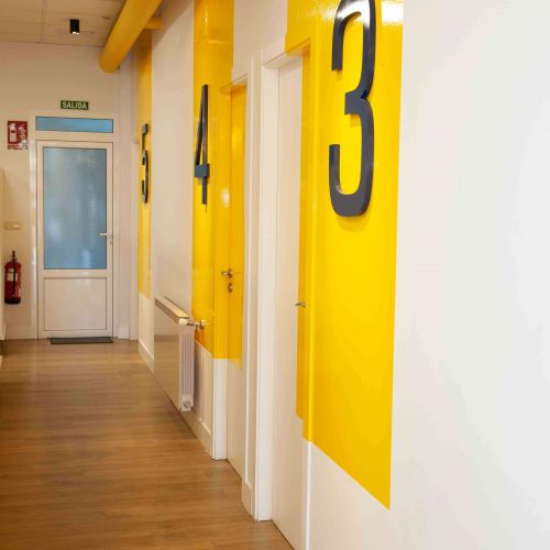 pasillo para las habitaciones privadas en la pensión en Arca