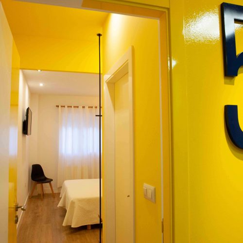 entrada de habitaciones privadas de la pensión en O Pino