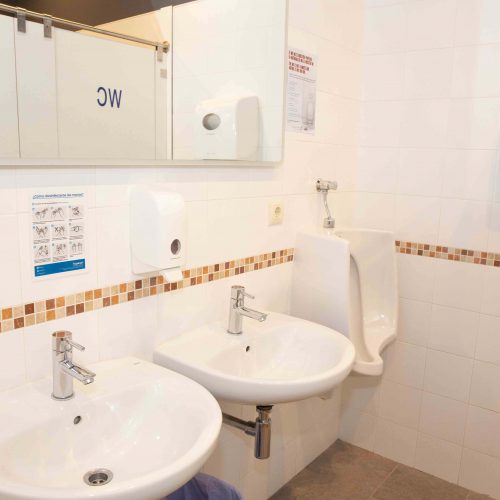 Lavamanos y baño del albergue O Burgo