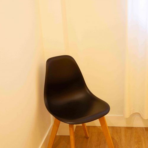 silla de habitación en el albergue O Burgo en O Pedrouzo