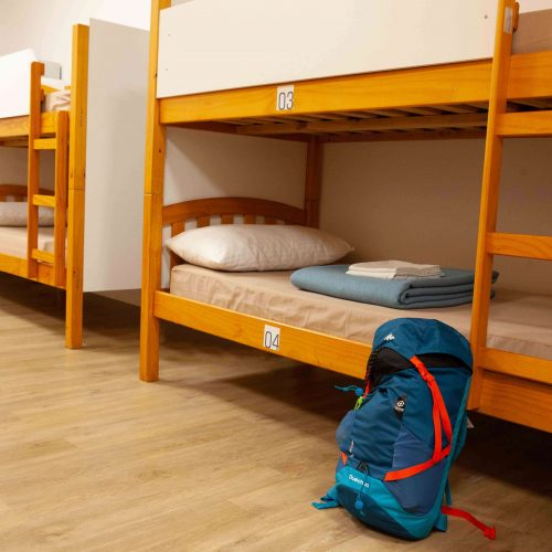 camas de las habitaciones compartidas del albergue en Arca