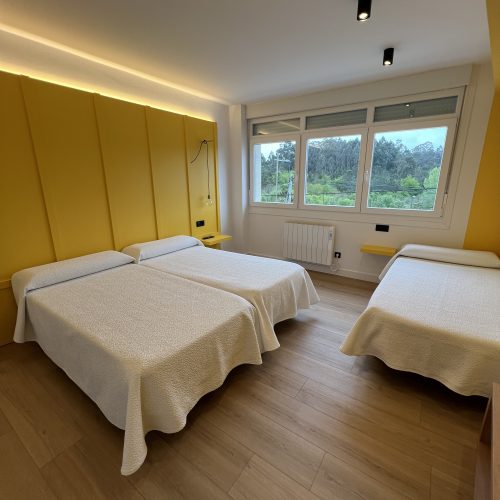 Habitación privada triple en el Albergue O Burgo, en el Camino de Santiago