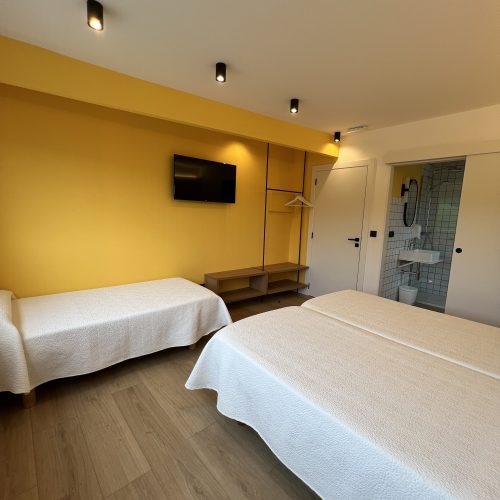 nuevas habitaciones triples con tres camas de 1,90 cm en el albergue O Burgo en O Pino